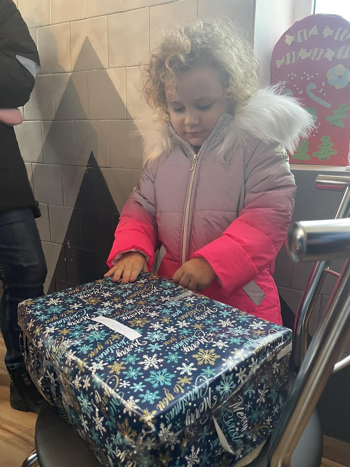 Geflüchtetes Kind aus Bachmut erhält Weihnachtspäckchen
