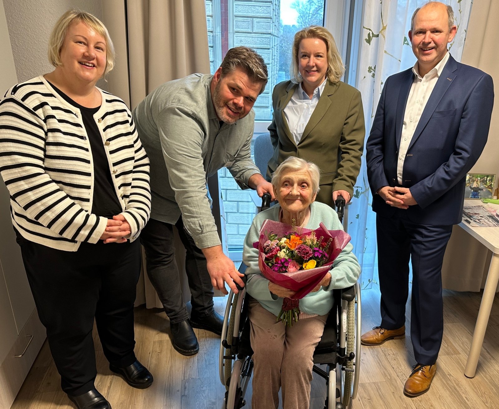 Auf dem Foto sind zu sehen (v.l.): Kerstin Jäger (Referatsleitung Pflege Caritas Düsseldorf), Henderik-Jan Boonstra (Leiter Caritas-Pflegezentrum St. Anna), Katharina Bracht (1. Bewohnerin), Anna Gockel-Gerber (Vorstandsvorsitzende Caritas Düsseldorf, Ansgar Funcke (Stellv. Vorstandsvorsitzender Caritas Düsseldorf)